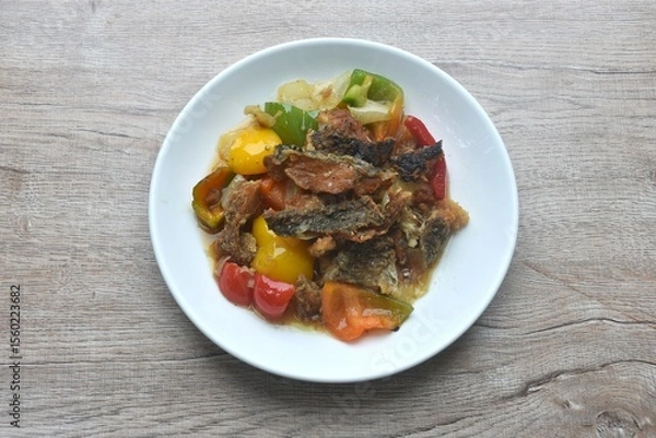 Obraz deep fried slice mango fish with bell pepper and onion in black pepper sauce on plate 
