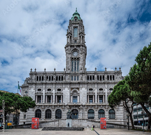 Fototapeta An imposing view of the Camara Municipal do Porto depicting its majestic clock tower.