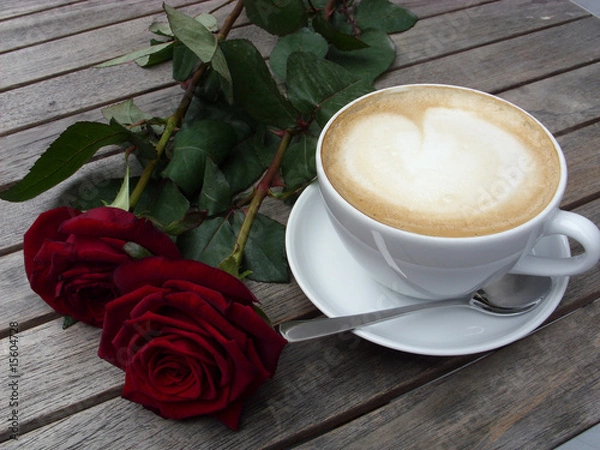 Fototapeta Cappuccino mit zwei Rosen