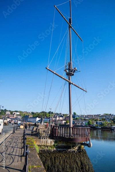 Obraz Kinsale Bay and Harbor looking at the coastline where boats sail and the village people are connected to the ocean by a maritime culture with the Galleon Mast Display on the waterfront.