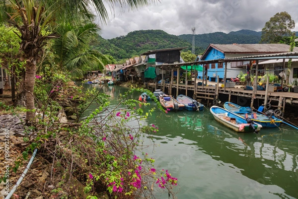 Fototapeta LTraditional Thai boats in a river flowing into the sea at Kai Bae Beach on Koh Chang Island