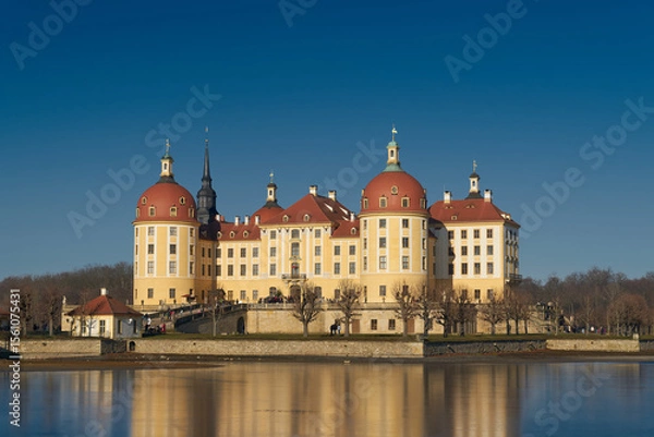 Obraz Schloss Moritzburg bei Moritzburg in Sachsen vom anderen Ufer gesehen