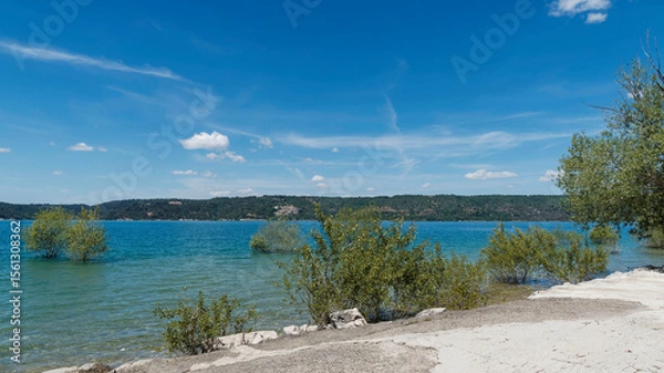 Fototapeta Le lac de Sainte-Croix en direction de l'Anse de Repentance et le village Sainte-Croix-du Verdon vus depuis la centre nautique de Bauduen le long du GR 99
