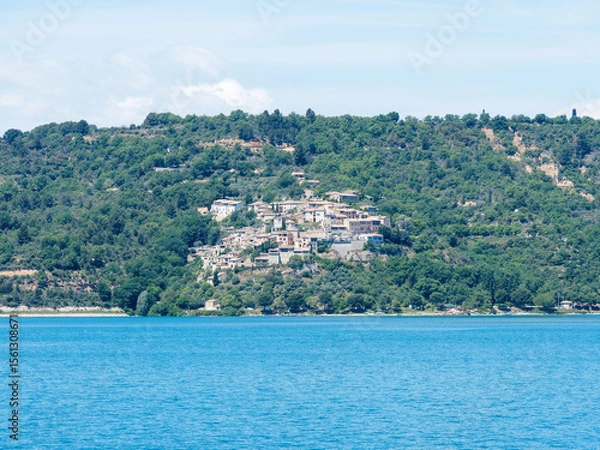 Fototapeta Lac de Sainte-Croix. Vue sur le village de Sainte-Croix du Verdon et sa plage et la colline de Bodinard dominant les falaises abruptes

