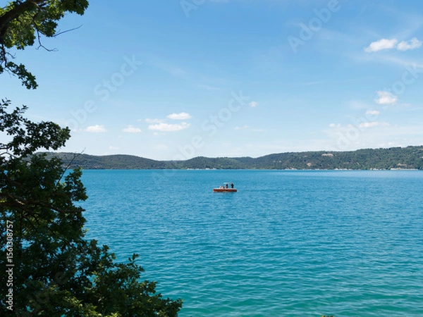 Fototapeta Les eaux turquoise du Lac de Sainte-Croix au pied du Verdon. Activité nautique dans le ravin de la Combe entre la rive Sud et la rive nord
