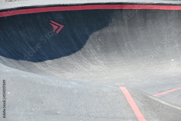 Obraz pump track trasa dla dzieci na deskorolkach i hulajnogach zabawa kółko chłopiec jedzie