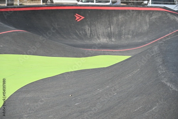 Obraz pump track trasa dla dzieci na deskorolkach i hulajnogach zabawa kółko chłopiec jedzie