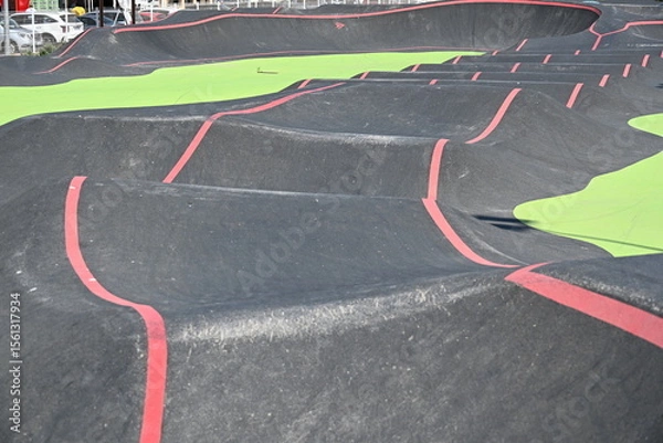 Obraz pump track trasa dla dzieci na deskorolkach i hulajnogach zabawa kółko chłopiec jedzie