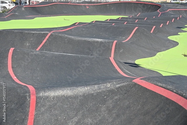 Obraz pump track trasa dla dzieci na deskorolkach i hulajnogach zabawa kółko chłopiec jedzie