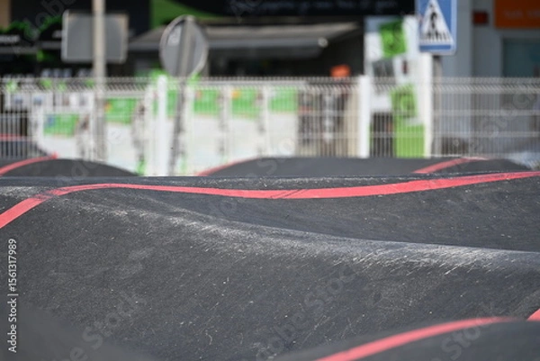 Obraz pump track trasa dla dzieci na deskorolkach i hulajnogach zabawa kółko chłopiec jedzie