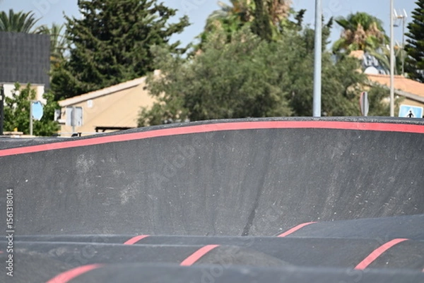 Obraz pump track trasa dla dzieci na deskorolkach i hulajnogach zabawa kółko chłopiec jedzie
