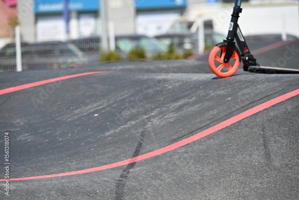 Obraz pump track trasa dla dzieci na deskorolkach i hulajnogach zabawa kółko chłopiec jedzie