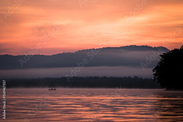 Obraz 朝焼けと少し朝もやのかかった屈斜路湖を進む釣り船