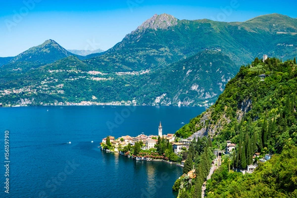Fototapeta The village of Varenna, on Lake Como, photographed on a summer day. 
