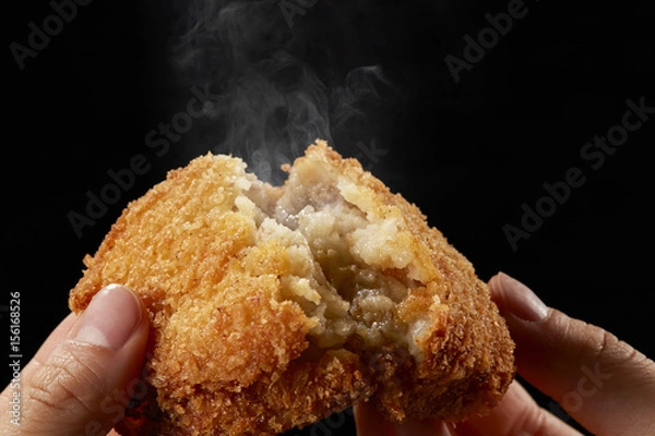 Obraz 出来立てコロッケを手で半分に割るシーン