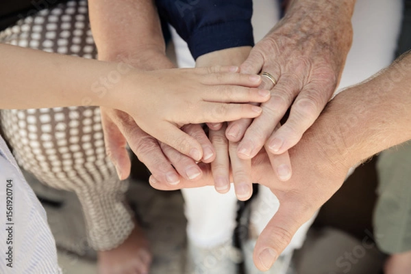 Fototapeta Generationen vereint – Hände von Jung bis Alt als Symbol für Familie und Zusammenhalt