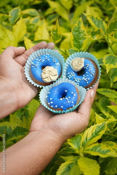 Obraz hands holding flowers