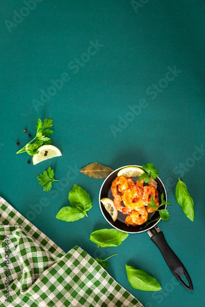 Obraz Hot shrimp with citrus slices and spices in a pan