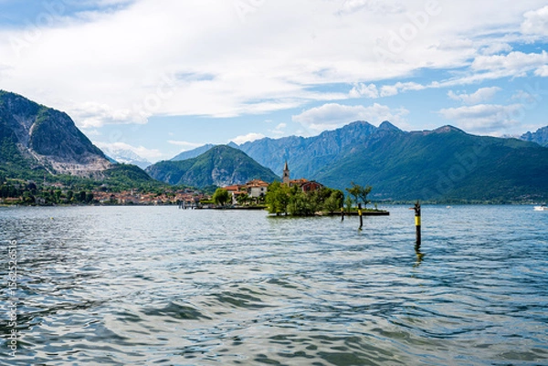 Obraz The beatiful isles of lago maggiore with mountains in the background