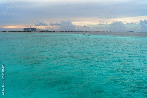 Fototapeta Sea shore on the Caribbean beach in the Zona Hoteleria in Cancun.