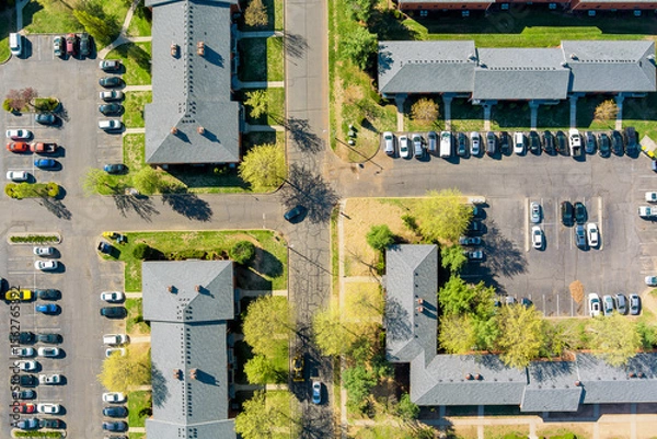 Fototapeta Multi unit residential buildings with organized parking areas, featuring geometric layout of residential complex in Sayreville, Middlesex County, New Jersey