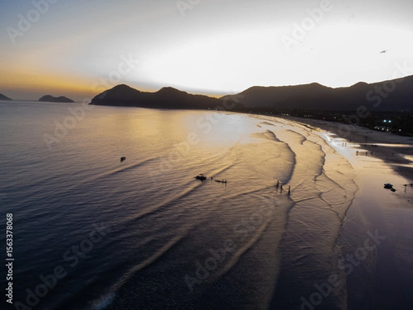 Obraz magnificent golden hour sunset on beach with forest mountains