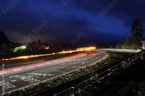Obraz Tylne światła samochodu wyścigowego podczas wyścigu Nürburgring 24h, długi czas ekspozycji na zakręcie Schwalbenschwanz