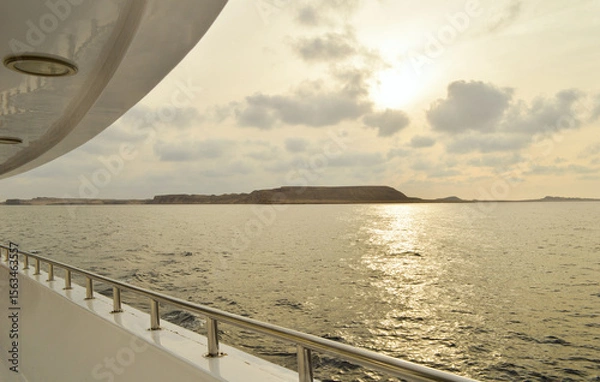 Obraz View from the yacht on the sparkling sea and the desert coast of the Red Sea