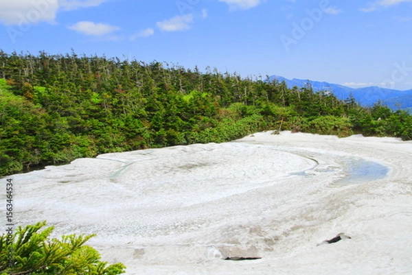 Obraz 亀裂が入った影響で全体が浮き上がってしまった八幡平ドラゴンアイ