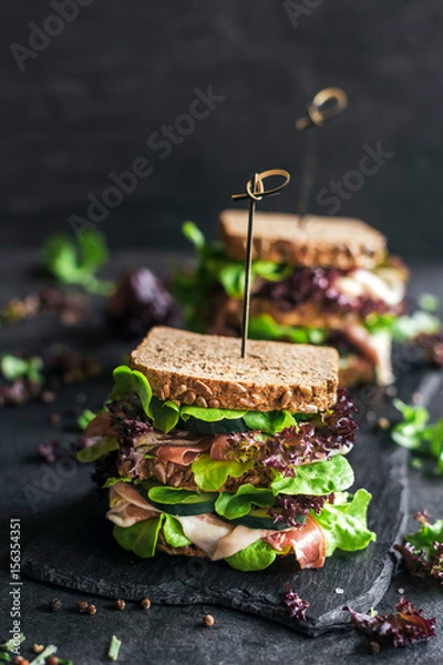 Obraz Podawane kanapki tostowe