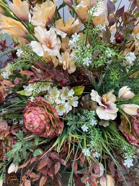 Fototapeta Dried flower arrangement with beige, white, and green tones. Includes artichoke flower and ornamental leaves, ideal for rustic or boho home decor concepts
