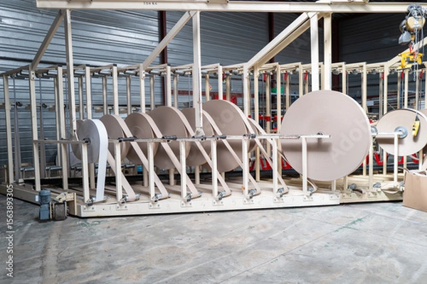 Obraz machine industrielle pour fabriquer des tubes en carton