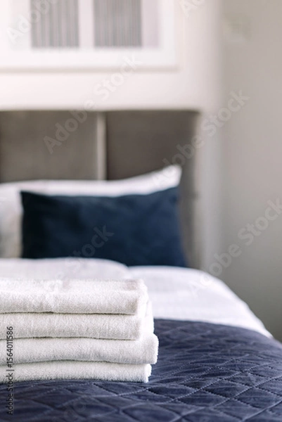 Obraz Comfortable hotel suite featuring cozy bed and fresh linens in morning light
