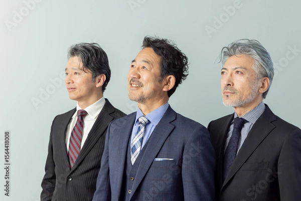 Fototapeta 見上げるミドルエイジ男性ビジネスパーソン