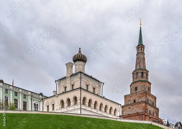 Obraz The ancient leaning red brick Syuyumbike Tower on the territory of the Kazan Kremlin. Russia