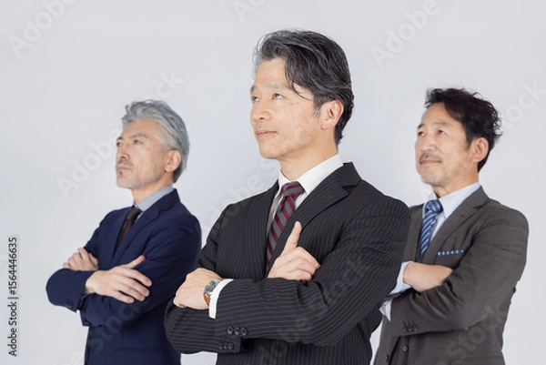 Fototapeta 見上げるハイクラスミドルエイジ男性ビジネスパーソン