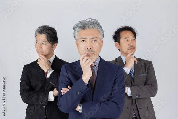 Fototapeta 考えるハイクラスミドルエイジ男性ビジネスパーソン