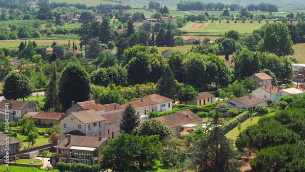 Fototapeta Ville de Fumel, dans le Lot-et-Garonne, avec une vue dégagée sur les plaines alentours