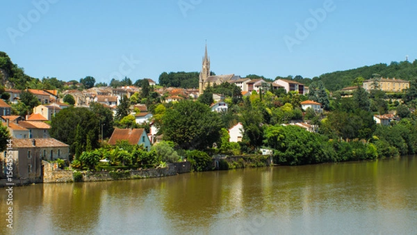 Fototapeta Ville de Fumel, dans le Lot-et-Garonne, avec une vue dégagée sur les plaines alentours