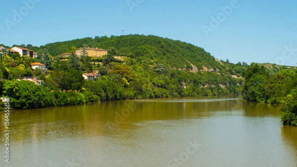 Fototapeta Ville de Fumel, dans le Lot-et-Garonne, avec une vue dégagée sur les plaines alentours