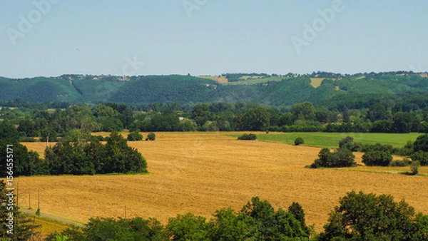 Fototapeta Ville de Fumel, dans le Lot-et-Garonne, avec une vue dégagée sur les plaines alentours