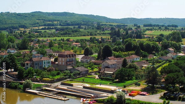 Fototapeta Ville de Fumel, dans le Lot-et-Garonne, avec une vue dégagée sur les plaines alentours