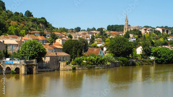 Fototapeta Ville de Fumel, dans le Lot-et-Garonne, avec une vue dégagée sur les plaines alentours