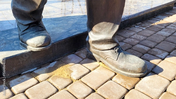 Obraz Close-Up of Human Sculpture Feet and Shoes, Capturing Intricate Details and Artistic Expression.