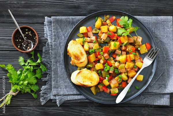 Fototapeta crispy fried cubed potatoes with ham, bell peppers