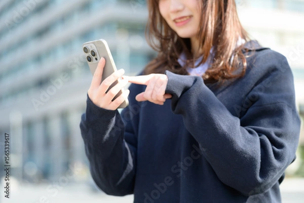Obraz スマホを指差す日本人女子高生