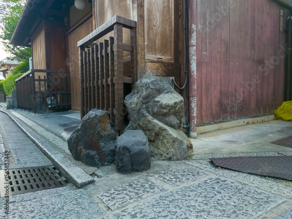 Fototapeta 京都独特の文化の交差点にある事故防止用の置き石のいけず石