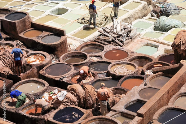 Fototapeta モロッコ　フェズ　タンネリショワラ　なめし革染色作業場の風景