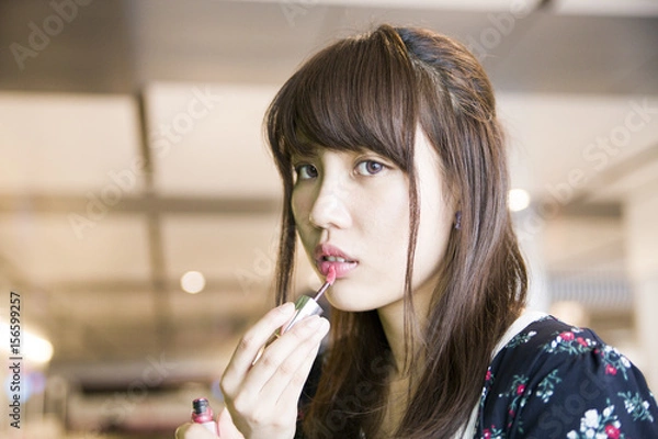 Fototapeta 街中で口紅を塗る女子大生