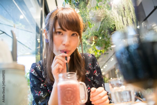 Obraz カフェで食事する女子大生
